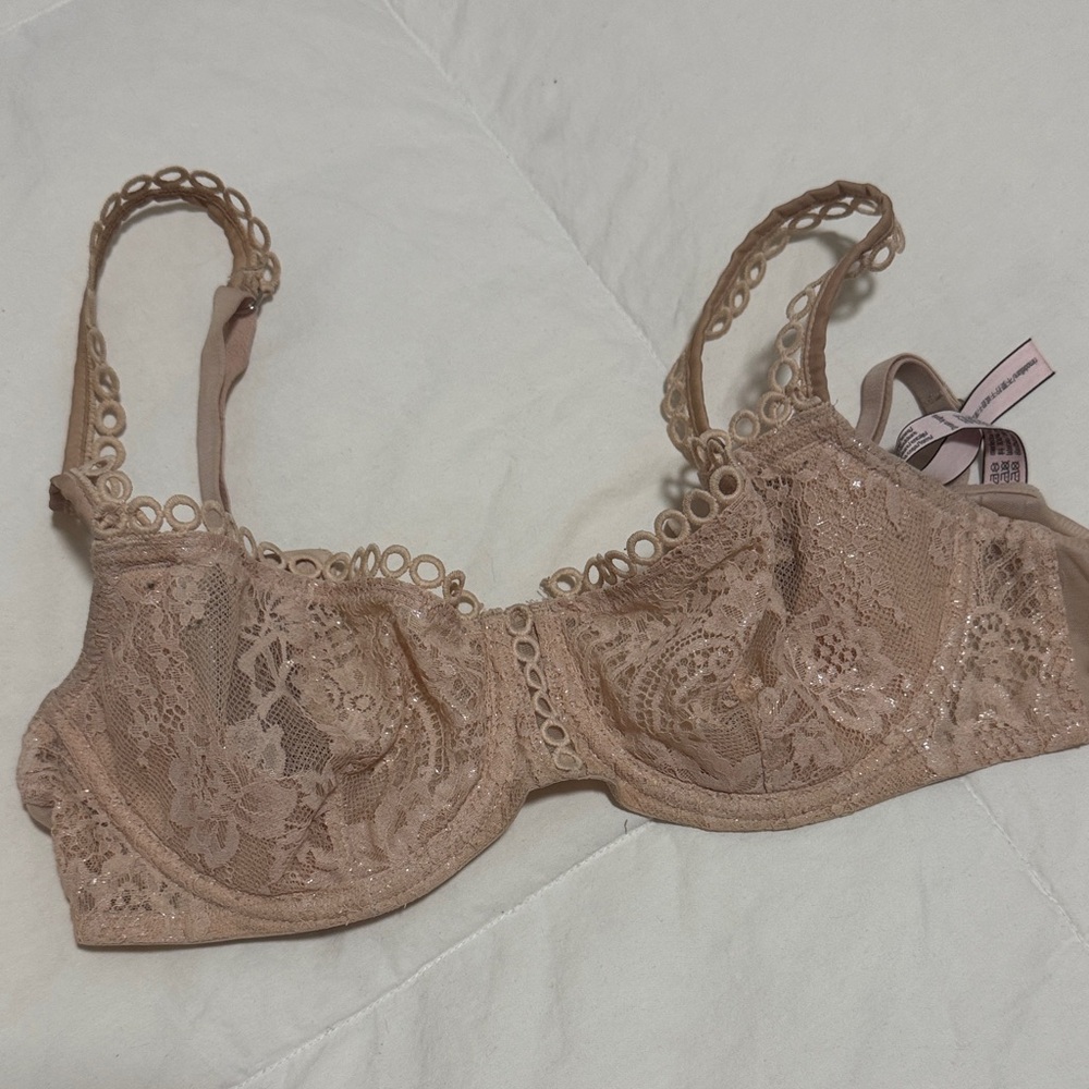 34C Victoria Secrets Lace Underwire Bra - 34C